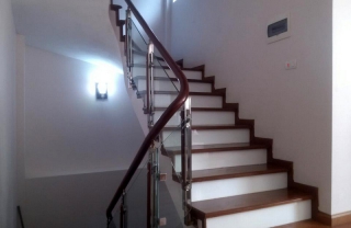 Cầu thang kính hộp inox vuông 10x60  tay vịn gỗ